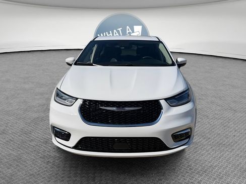 Used 2023 Chrysler Pacifica Touring-L FWD image 9