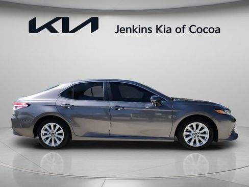 Used 2018 Toyota Camry LE w/ Convenience Package FWD image 3