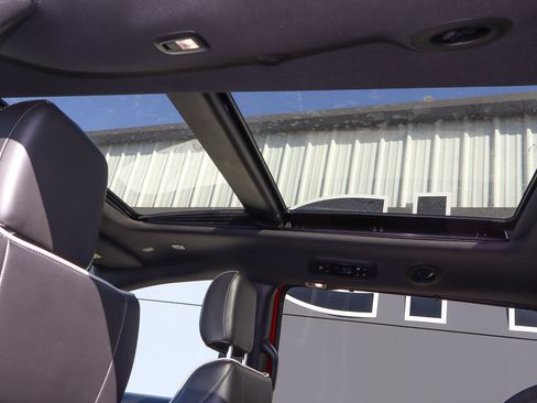 Used 2025 Chrysler Pacifica Limited image 9