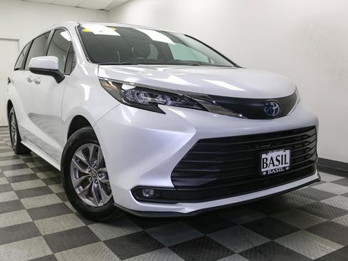 Used 2025 Toyota Sienna XLE image 2