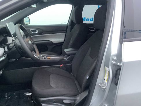 Used 2025 Jeep Compass Sport image 11