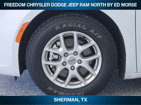 Used 2023 Chrysler Pacifica Touring-L FWD image 7