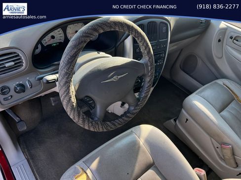 Used 2006 Chrysler Town & Country Touring w/ Leather Interior Group FWD image 5