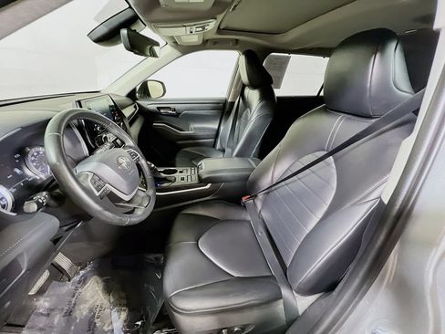 Used 2022 Toyota Highlander XLE AWD/4WD image 18