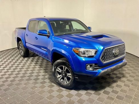 Used 2018 Toyota Tacoma TRD Sport AWD/4WD image 5
