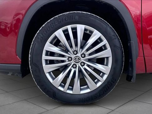 Used 2023 Toyota Highlander Platinum image 11