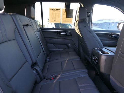 Used 2025 Chevrolet Suburban RST image 23