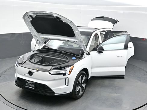 Used 2025 Volvo EX90 Plus image 38