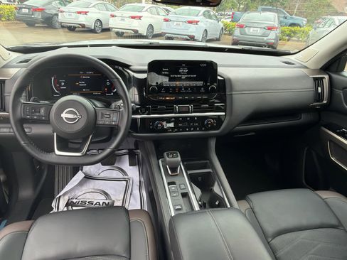 Used 2025 Nissan Pathfinder Platinum w/ Cargo Package image 10