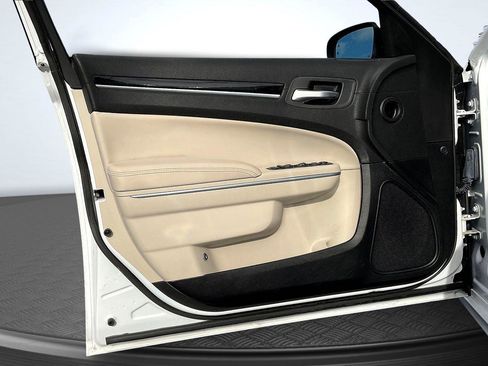 Used 2023 Chrysler 300 Touring L image 23