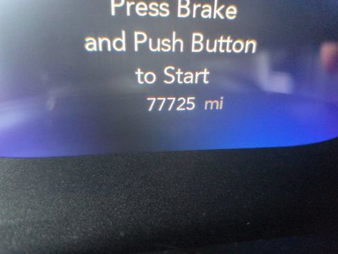 Used 2023 Chrysler Pacifica Touring-L FWD image 9