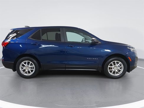 Used 2023 Chevrolet Equinox LS w/ LS Convenience Package image 2