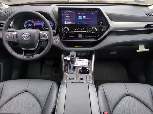 New 2026 Toyota Highlander Platinum image 15