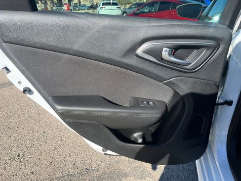 Used 2015 Chrysler 200 Limited w/ Convenience Group image 16