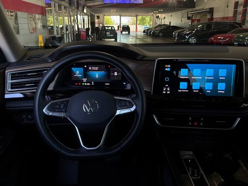 Used 2026 Volkswagen Atlas SE FWD image 16