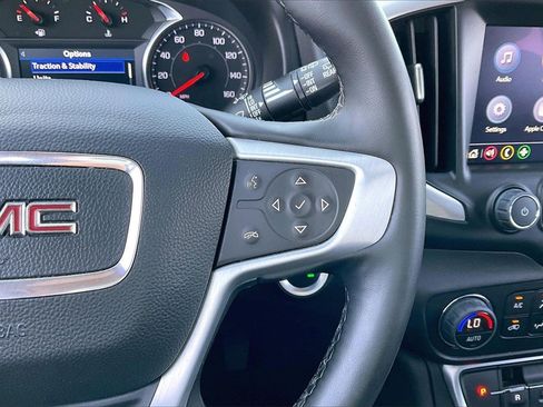 Used 2024 GMC Terrain SLT image 19