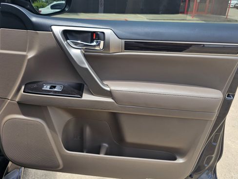 Used 2019 Lexus GX 460 w/ Navigation Package image 33