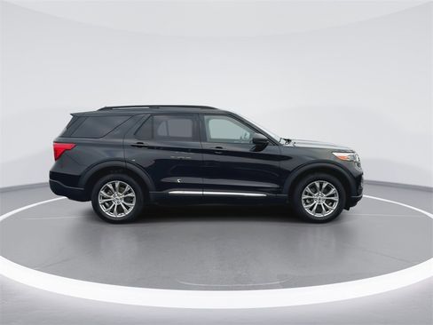 Used 2023 Ford Explorer XLT w/ Equipment Group 202A image 9