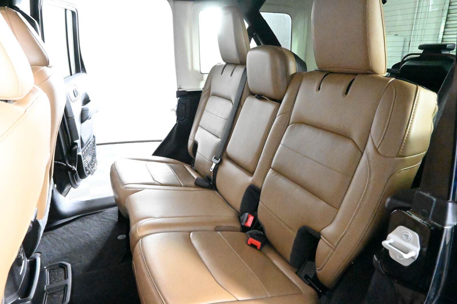 Used 2021 Jeep Wrangler Unlimited Sahara AWD/4WD image 12