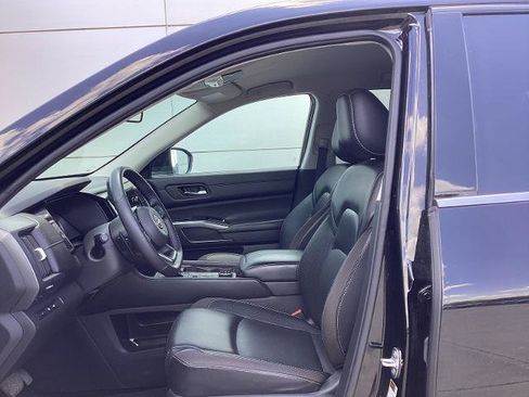 Used 2023 Nissan Pathfinder SL w/ Lighting Package (N92) AWD/4WD image 5