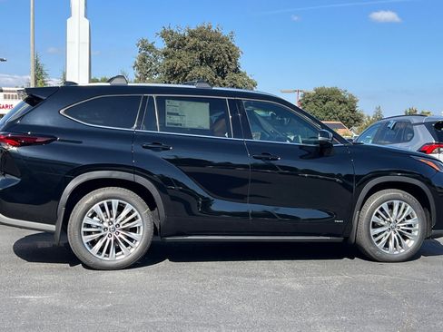 New 2025 Toyota Highlander Platinum image 9