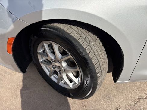Used 2024 Chrysler Pacifica Touring-L FWD image 9