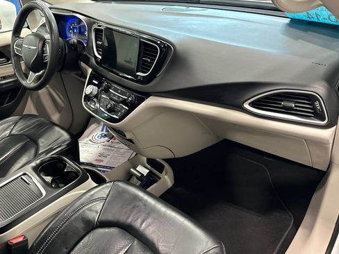 Used 2022 Chrysler Pacifica Touring-L FWD image 37