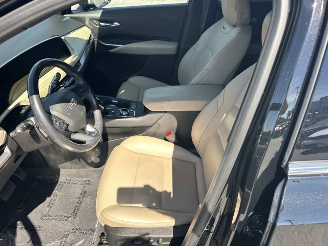 Used 2024 Cadillac XT4 Luxury w/ Cold Weather Package FWD image 18