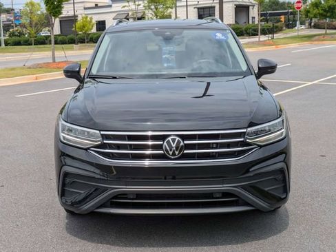 Certified 2024 Volkswagen Tiguan SE w/ Panoramic Sunroof Package FWD image 9
