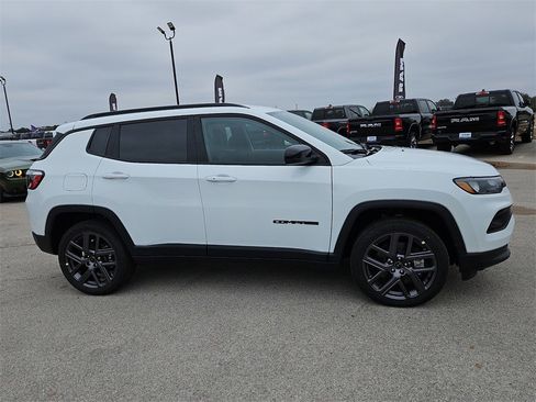 New 2026 Jeep Compass Latitude image 8