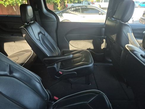 Used 2025 Chrysler Pacifica Limited FWD image 29