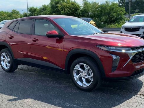 Certified 2024 Chevrolet Trax LS w/ LS Convenience Package FWD image 2