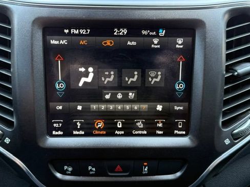 Used 2019 Jeep Cherokee Trailhawk AWD/4WD image 18