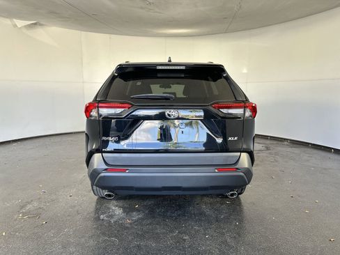 Used 2022 Toyota RAV4 XLE Premium image 7