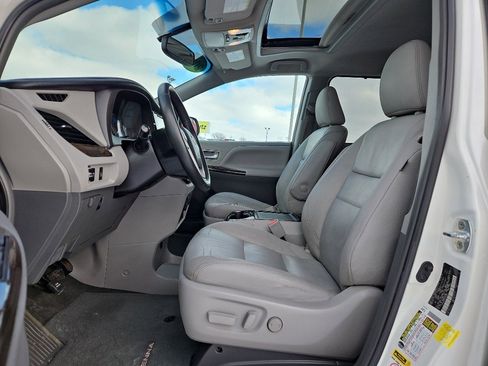 Used 2016 Toyota Sienna XLE image 9