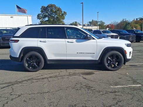Used 2023 Jeep Grand Cherokee Altitude image 10