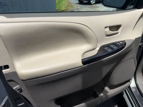 Used 2014 Toyota Sienna LE AWD/4WD image 5