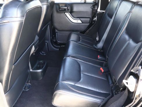 Used 2017 Jeep Wrangler Unlimited Sahara w/ Connectivity Group image 19