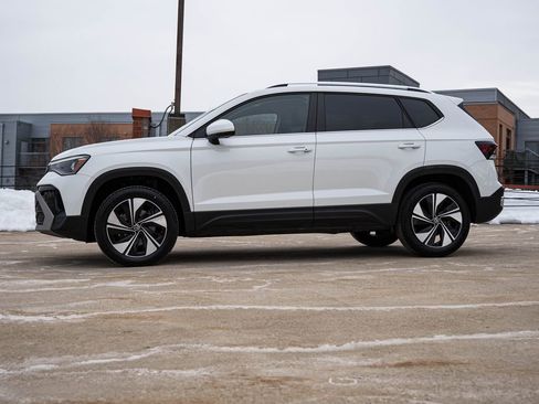 Certified 2025 Volkswagen Taos SE image 3