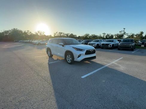 Used 2022 Toyota Highlander LE AWD/4WD image 2