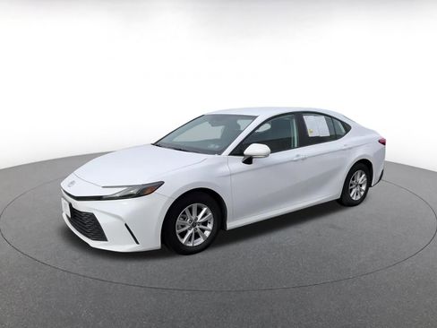 Used 2025 Toyota Camry LE image 7