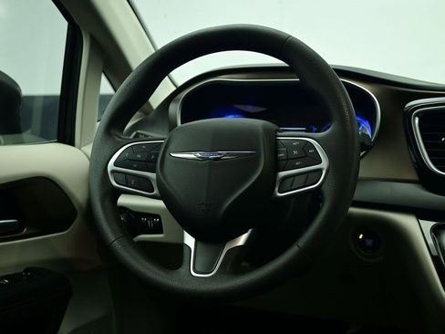 Used 2018 Chrysler Pacifica Touring Plus image 8