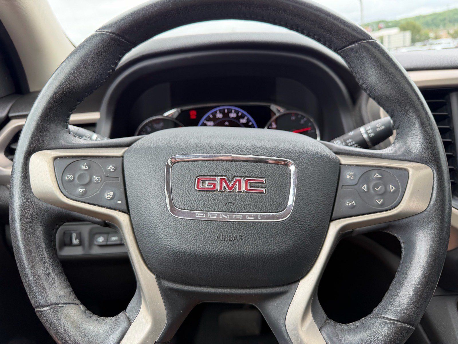 Used 2022 GMC Acadia Denali w/ Denali Ultimate Package AWD/4WD image 15