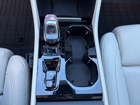 Used 2024 Volvo XC40 B5 Plus w/ Protection Package Premier image 26