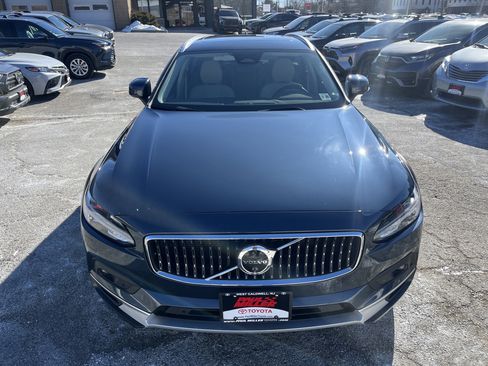 Used 2025 Volvo V90 B6 Cross Country Plus image 2