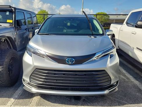 Used 2025 Toyota Sienna XLE w/ XLE Plus Package FWD image 2