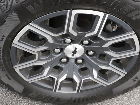 Used 2025 Chevrolet Colorado Z71 w/ Technology Package image 32