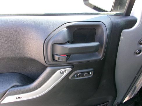 Used 2015 Jeep Wrangler Unlimited Sahara w/ Connectivity Group image 10