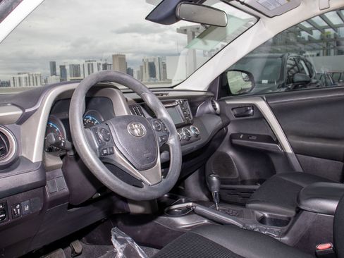 Used 2018 Toyota RAV4 LE image 14