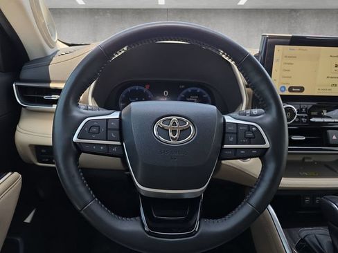 Used 2023 Toyota Highlander Limited FWD image 21